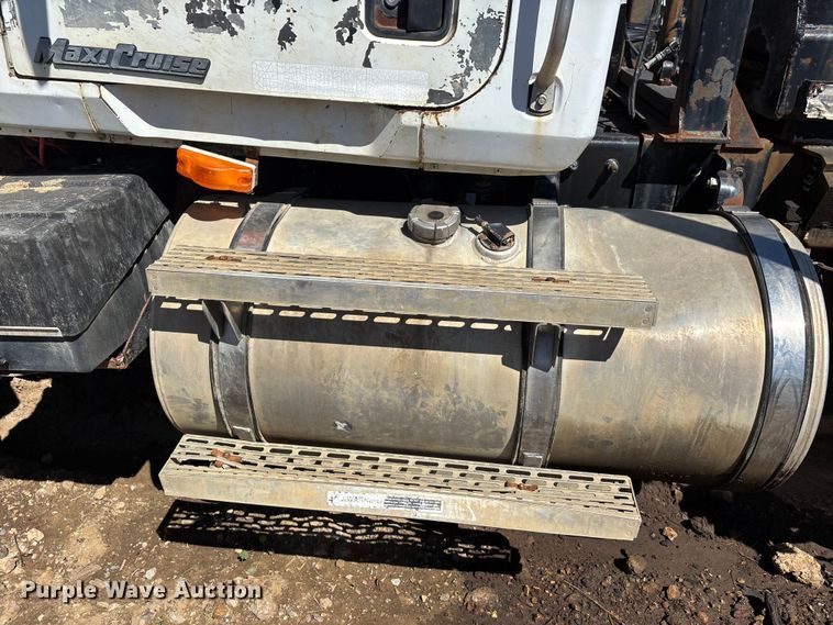 image for item DT0162 2006 Mack CV713 roll-off container truck