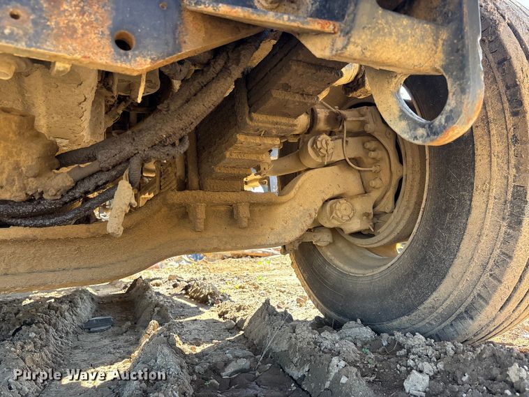 image for item DT0162 2006 Mack CV713 roll-off container truck