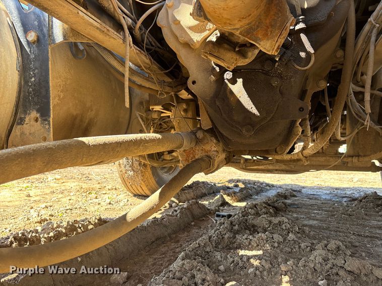 image for item DT0162 2006 Mack CV713 roll-off container truck