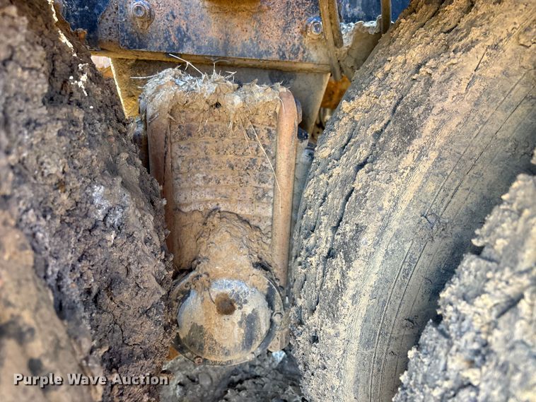 image for item DT0162 2006 Mack CV713 roll-off container truck