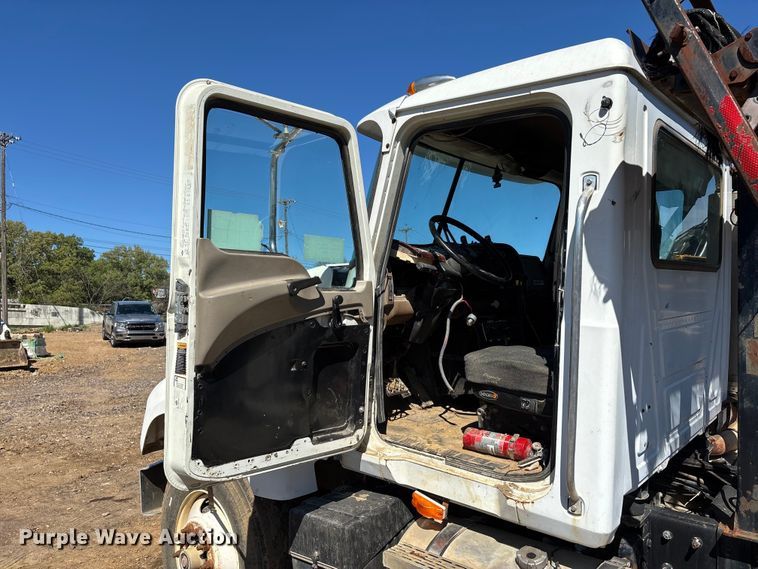 image for item DT0162 2006 Mack CV713 roll-off container truck