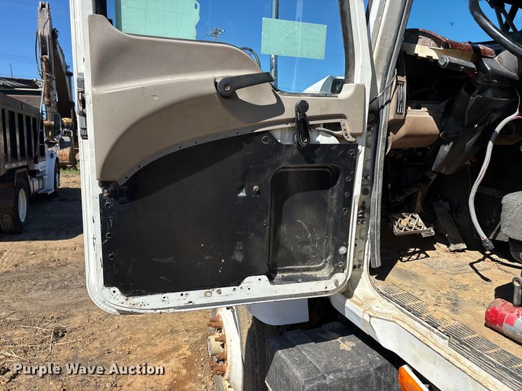 image for item DT0162 2006 Mack CV713 roll-off container truck