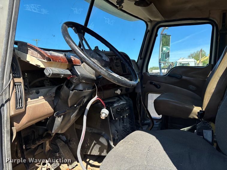 image for item DT0162 2006 Mack CV713 roll-off container truck