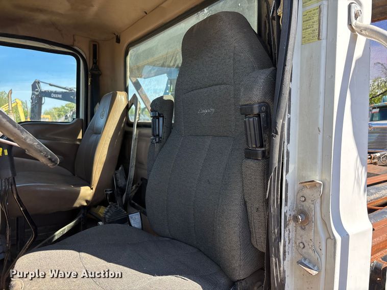 image for item DT0162 2006 Mack CV713 roll-off container truck