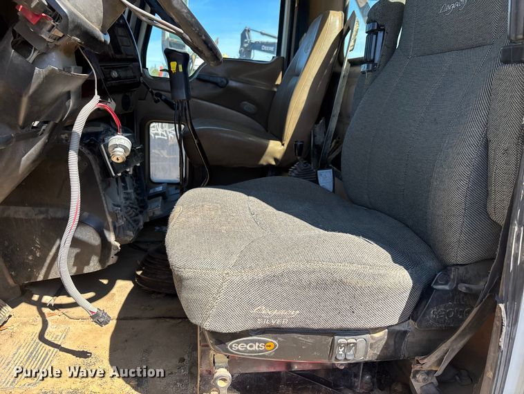 image for item DT0162 2006 Mack CV713 roll-off container truck