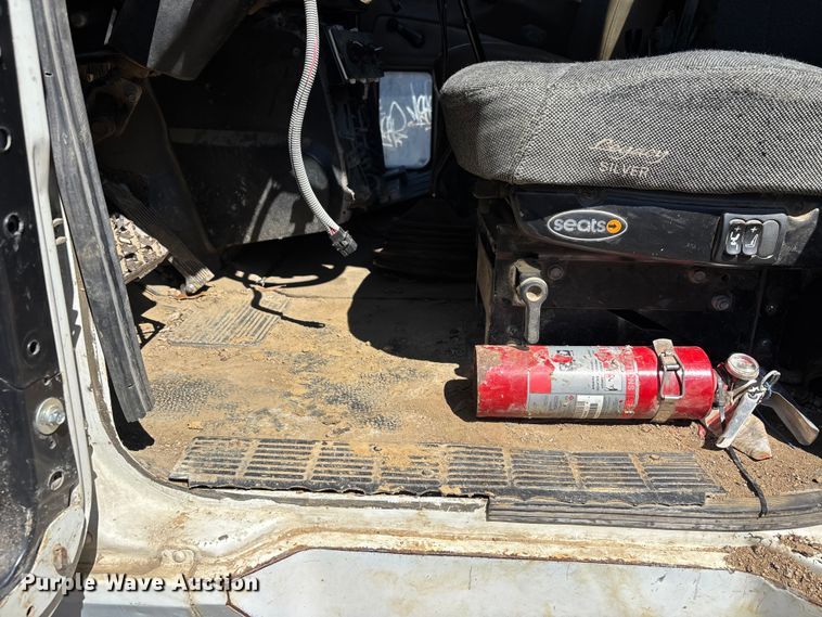 image for item DT0162 2006 Mack CV713 roll-off container truck