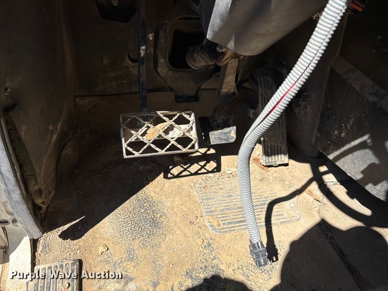 image for item DT0162 2006 Mack CV713 roll-off container truck