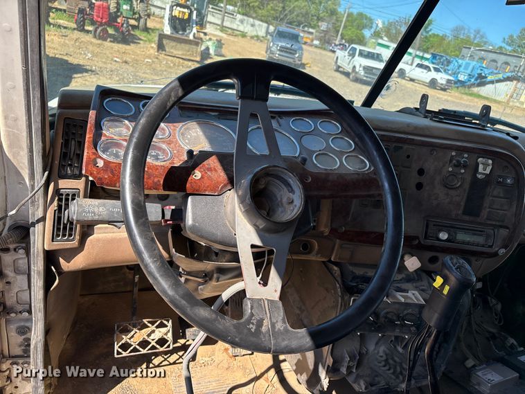 image for item DT0162 2006 Mack CV713 roll-off container truck