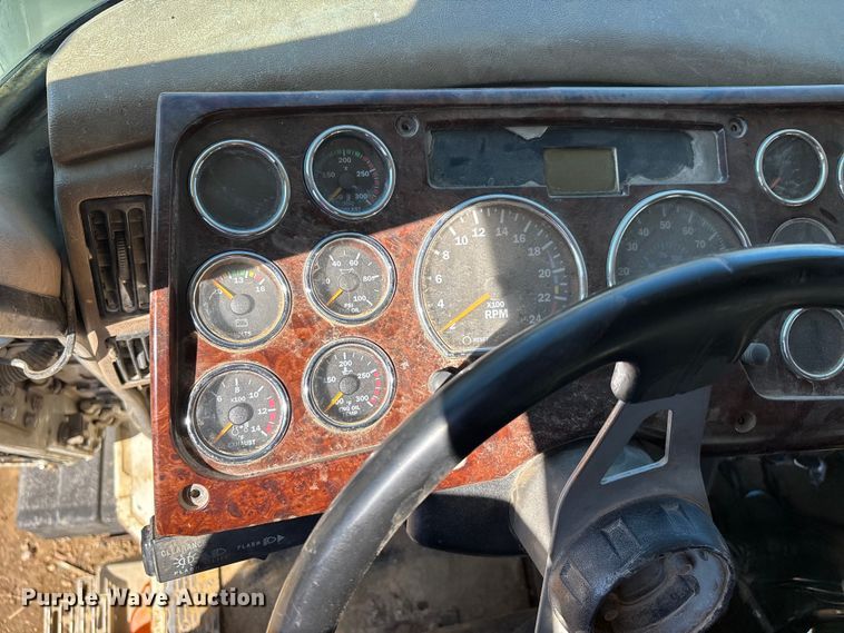 image for item DT0162 2006 Mack CV713 roll-off container truck