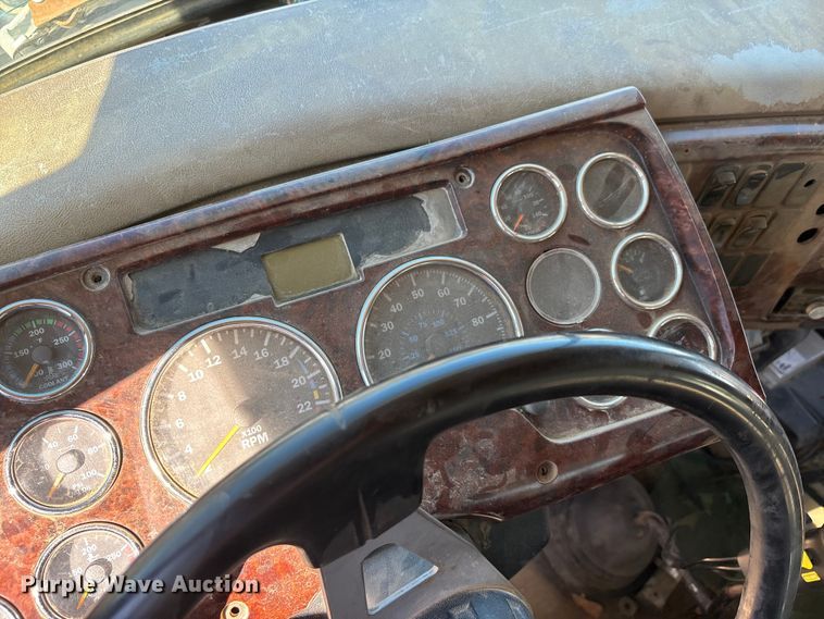 image for item DT0162 2006 Mack CV713 roll-off container truck