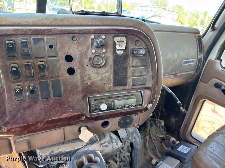 image for item DT0162 2006 Mack CV713 roll-off container truck