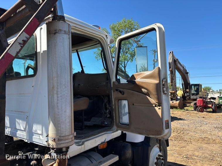 image for item DT0162 2006 Mack CV713 roll-off container truck