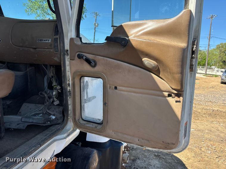 image for item DT0162 2006 Mack CV713 roll-off container truck