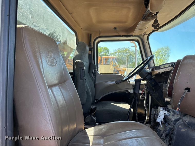 image for item DT0162 2006 Mack CV713 roll-off container truck