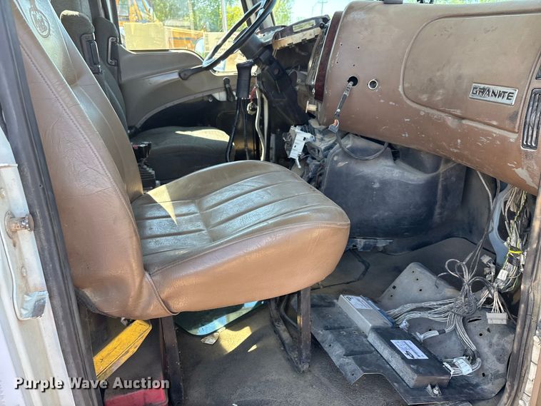 image for item DT0162 2006 Mack CV713 roll-off container truck