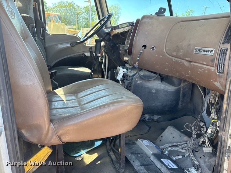 image for item DT0162 2006 Mack CV713 roll-off container truck