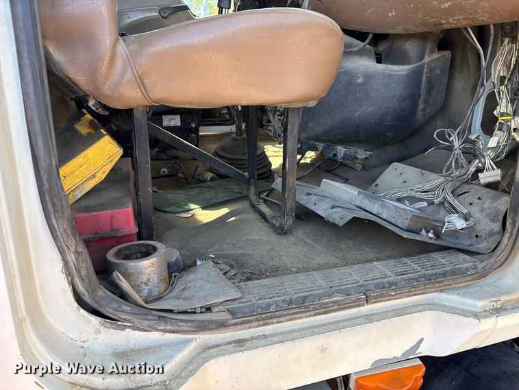 image for item DT0162 2006 Mack CV713 roll-off container truck