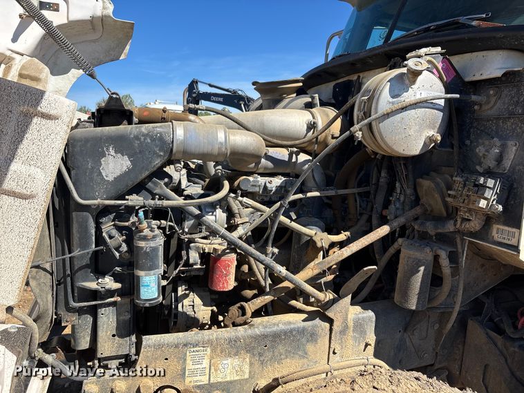 image for item DT0162 2006 Mack CV713 roll-off container truck