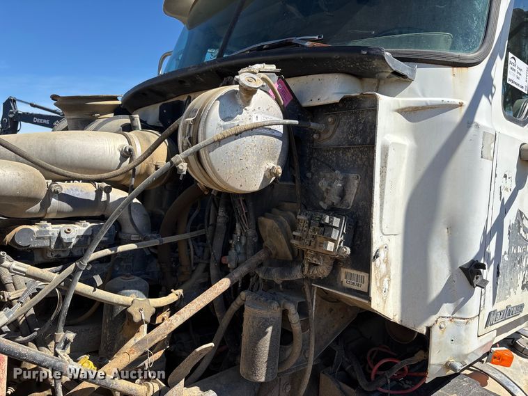 image for item DT0162 2006 Mack CV713 roll-off container truck