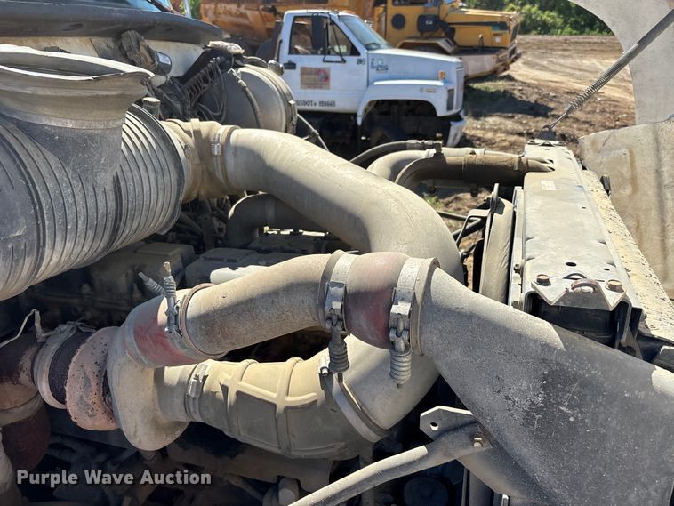 image for item DT0162 2006 Mack CV713 roll-off container truck