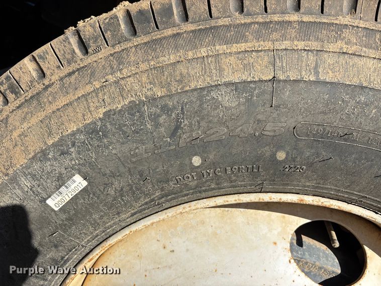 image for item DT0162 2006 Mack CV713 roll-off container truck