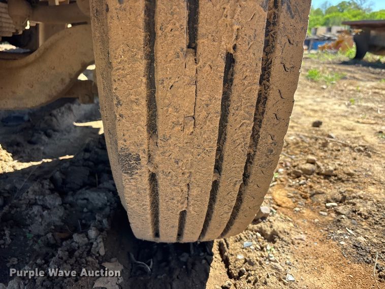 image for item DT0162 2006 Mack CV713 roll-off container truck