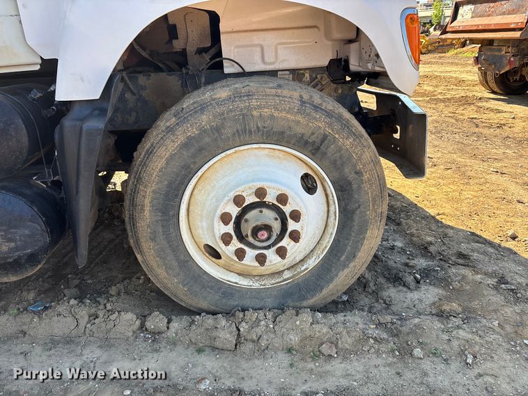 image for item DT0162 2006 Mack CV713 roll-off container truck