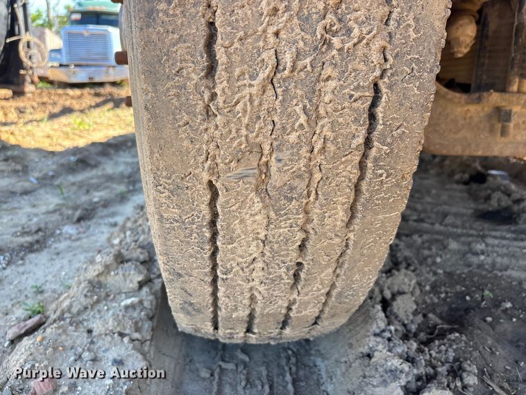 image for item DT0162 2006 Mack CV713 roll-off container truck