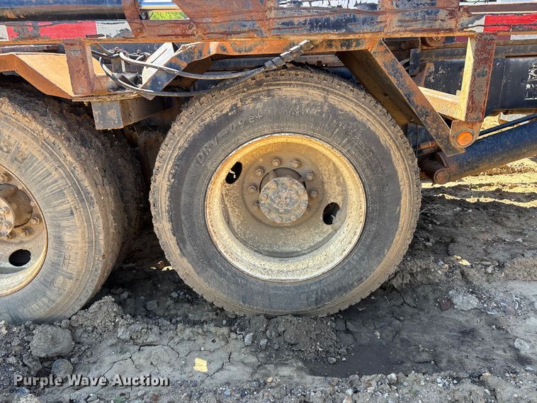 image for item DT0162 2006 Mack CV713 roll-off container truck