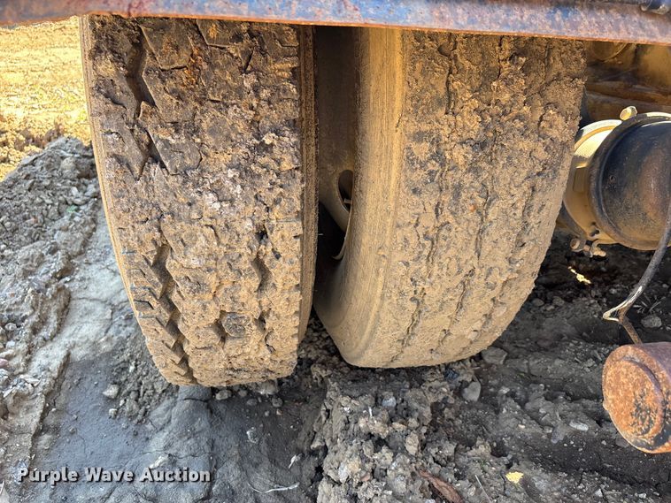 image for item DT0162 2006 Mack CV713 roll-off container truck