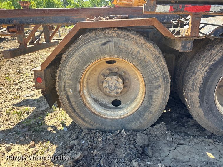 image for item DT0162 2006 Mack CV713 roll-off container truck