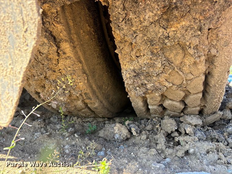 image for item DT0162 2006 Mack CV713 roll-off container truck