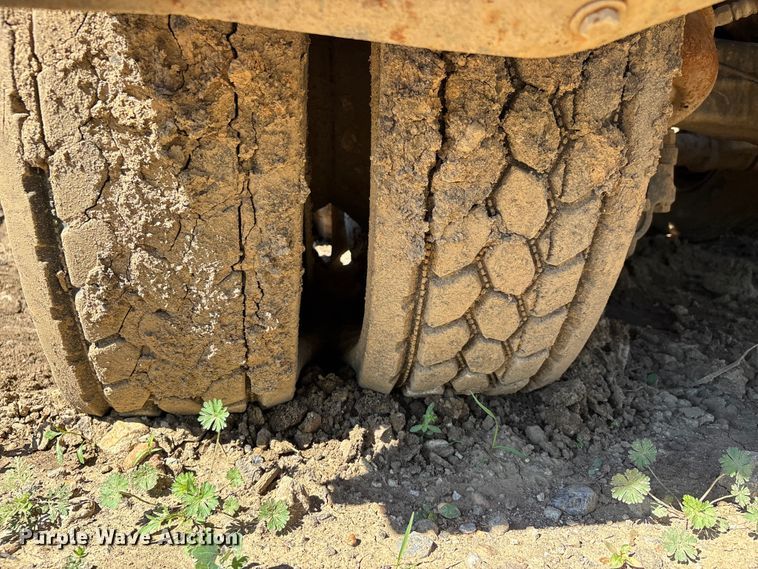 image for item DT0162 2006 Mack CV713 roll-off container truck