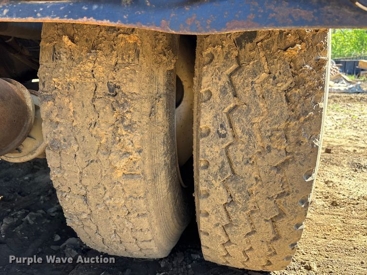 image for item DT0162 2006 Mack CV713 roll-off container truck