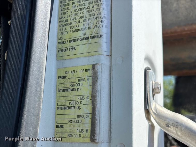 image for item DT0162 2006 Mack CV713 roll-off container truck