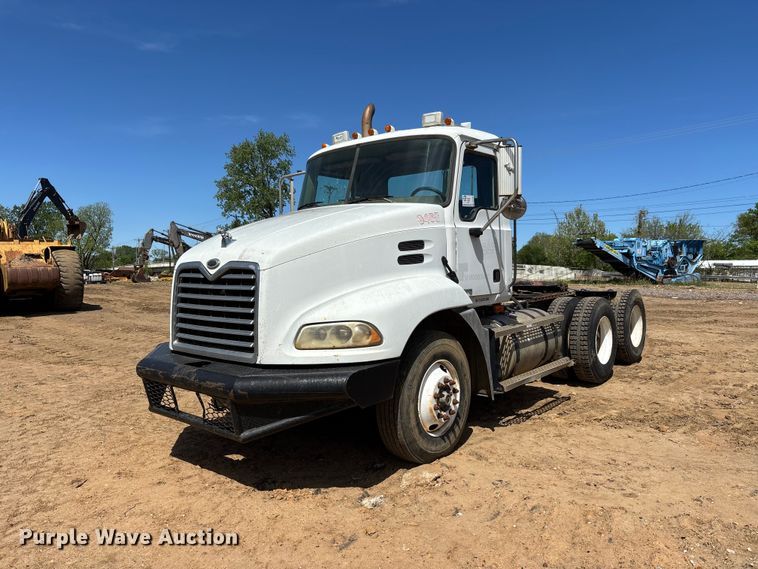 image for item DT0163 2005 Mack CXN613 semi truck