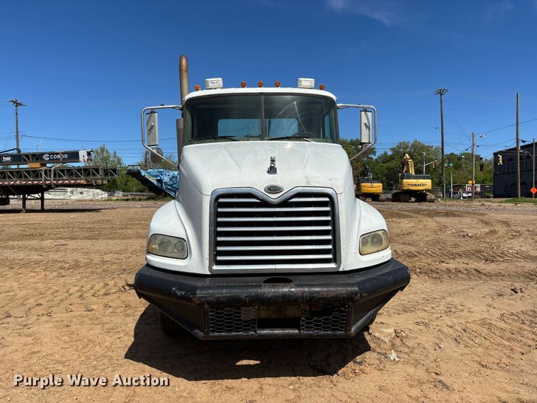 image for item DT0163 2005 Mack CXN613 semi truck