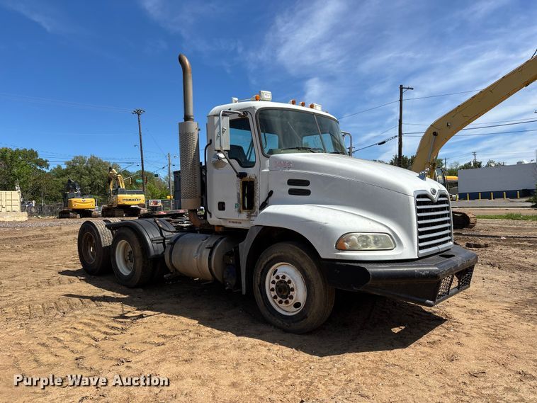 image for item DT0163 2005 Mack CXN613 semi truck