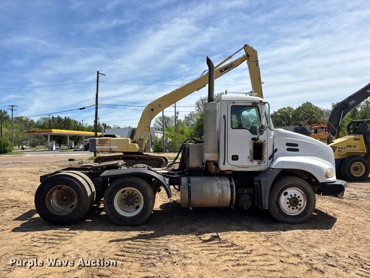 image for item DT0163 2005 Mack CXN613 semi truck