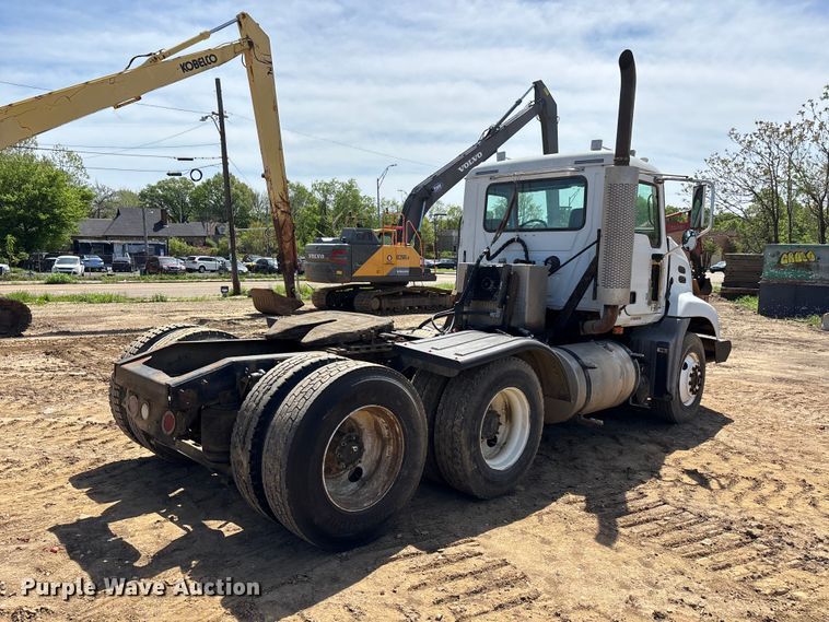 image for item DT0163 2005 Mack CXN613 semi truck