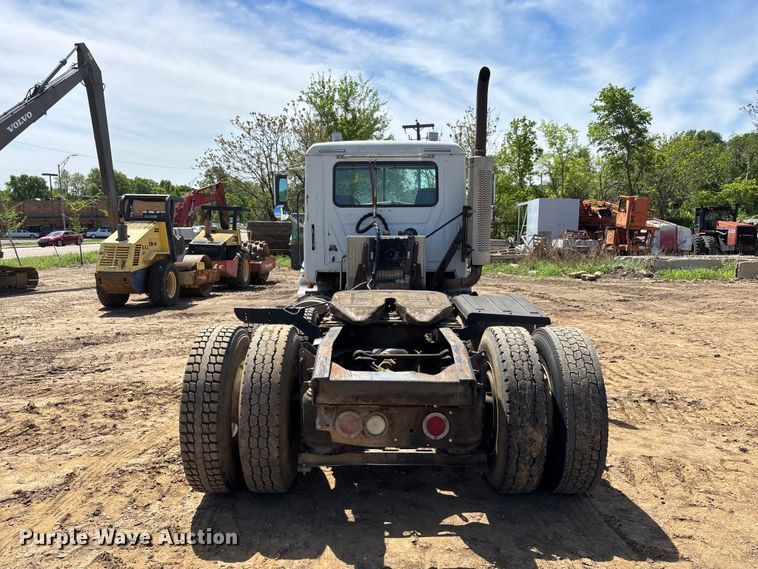 image for item DT0163 2005 Mack CXN613 semi truck