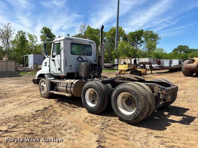 image for item DT0163 2005 Mack CXN613 semi truck