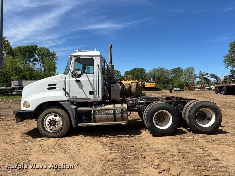 image for item DT0163 2005 Mack CXN613 semi truck