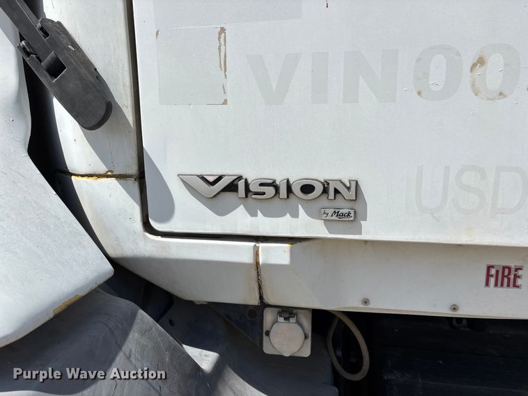 image for item DT0163 2005 Mack CXN613 semi truck