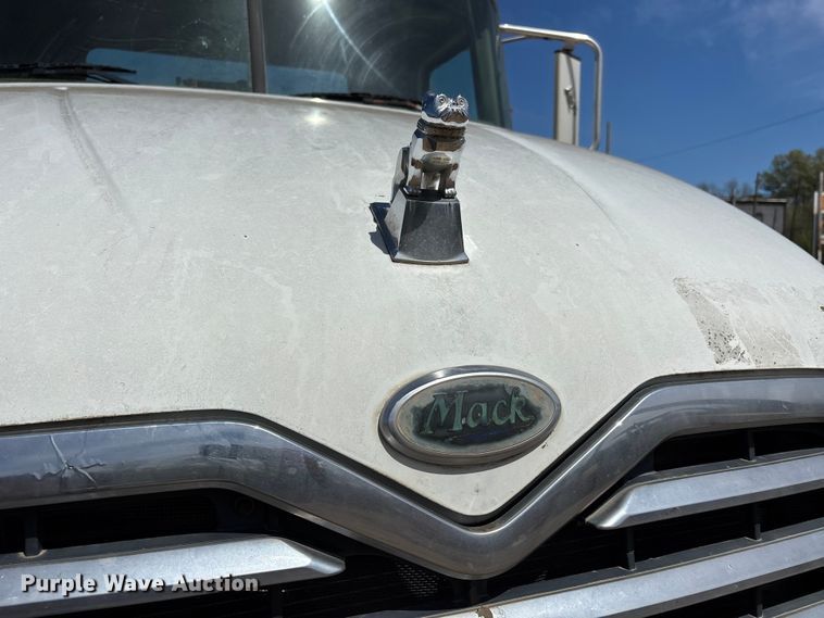image for item DT0163 2005 Mack CXN613 semi truck