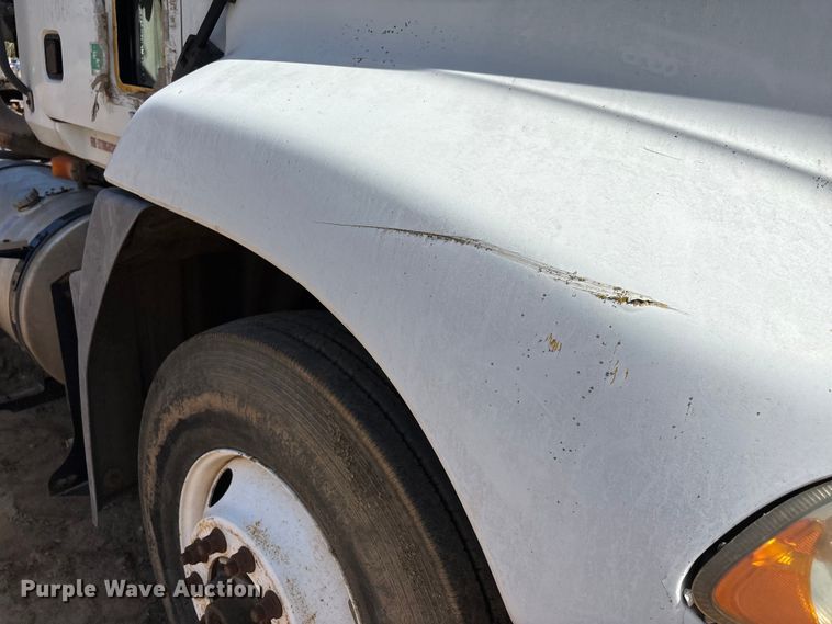 image for item DT0163 2005 Mack CXN613 semi truck