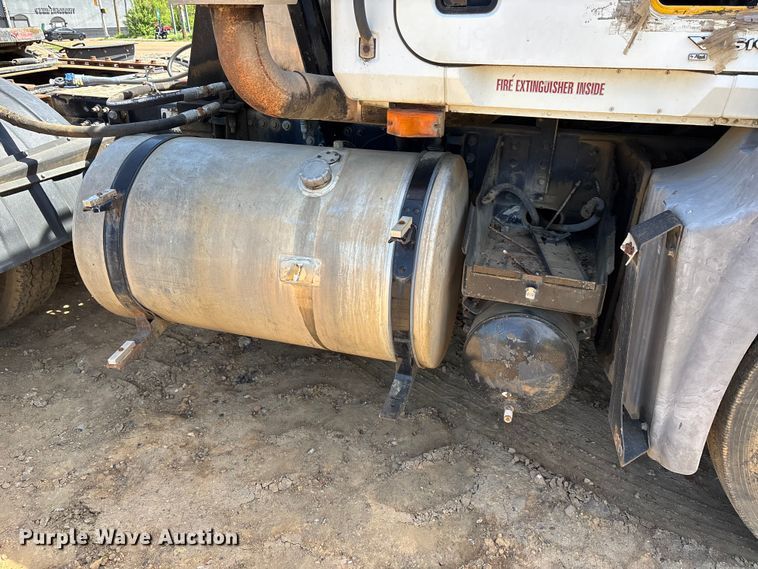 image for item DT0163 2005 Mack CXN613 semi truck