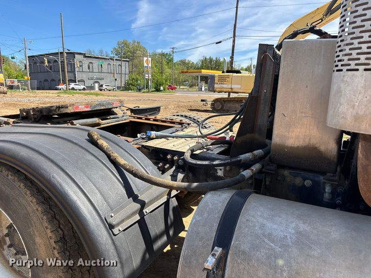 image for item DT0163 2005 Mack CXN613 semi truck