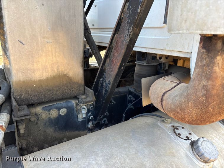 image for item DT0163 2005 Mack CXN613 semi truck