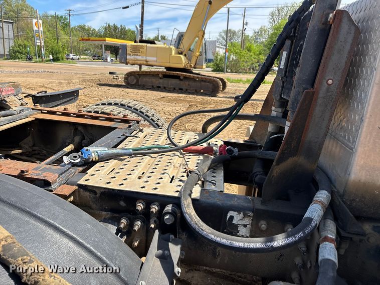 image for item DT0163 2005 Mack CXN613 semi truck